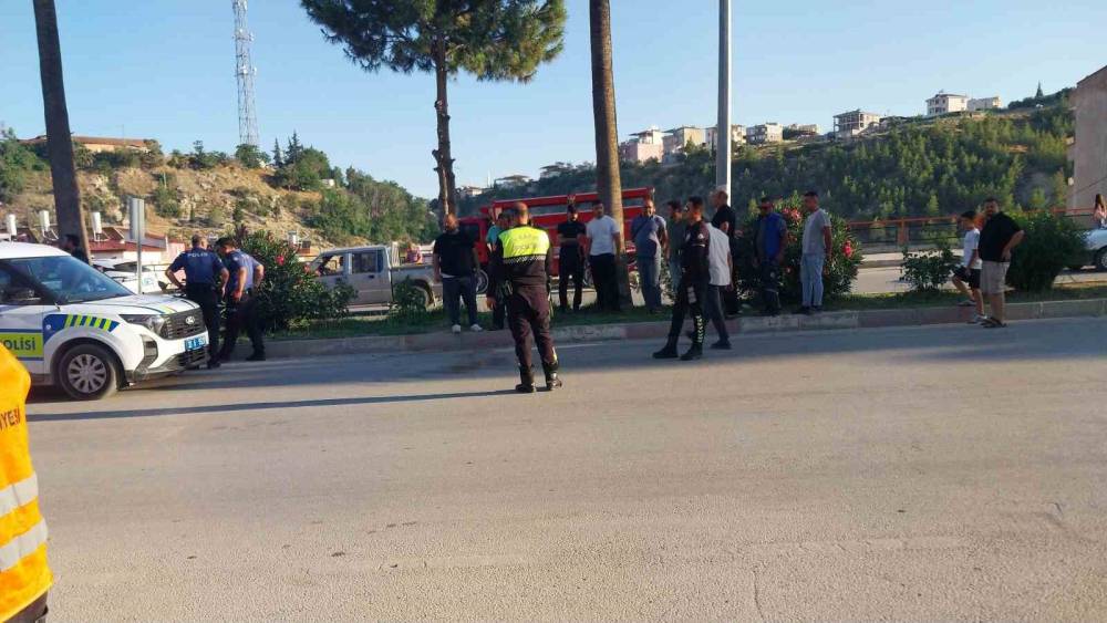Direğe &ccedil;arpan motosikletin s&uuml;r&uuml;c&uuml;s&uuml; hayatını kaybetti
