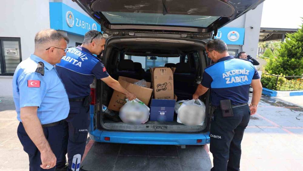 Mersin&rsquo;de zincir markette 135 tarihi ge&ccedil;miş &uuml;r&uuml;n ele ge&ccedil;irildi
