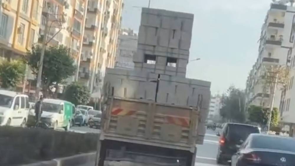 Mersin&rsquo;de tehlikeli y&uuml;kleme yapan kamyon s&uuml;r&uuml;c&uuml;s&uuml;ne ceza yağdı
