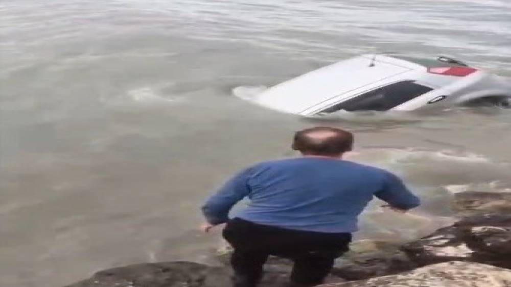 Aracıyla denize d&uuml;şen s&uuml;r&uuml;c&uuml;y&uuml; Sahil G&uuml;venlik kurtardı
