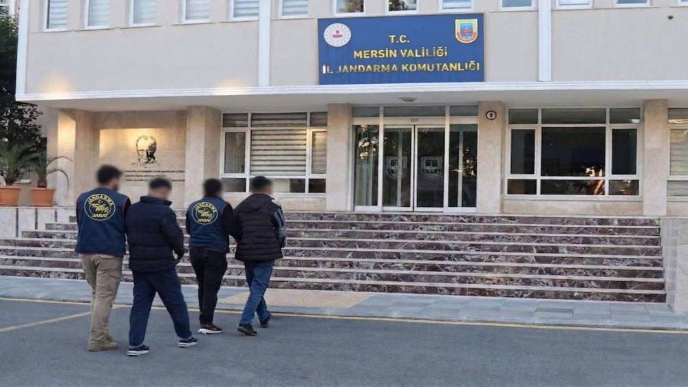 Mersin&rsquo;de 2 h&uuml;k&uuml;ml&uuml; yakalanıp cezaevine g&ouml;nderildi
