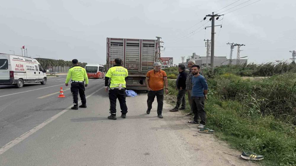 Park halindeki kamyona &ccedil;arpan 80 yaşındaki motosikletli hayatını kaybetti
