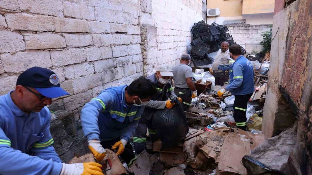 Mersin&rsquo;de bir evden tonlarca &ccedil;&ouml;p &ccedil;ıktı
