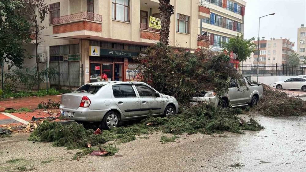 Mersin&rsquo;de fırtına ve sağanak hayatı olumsuz etkiledi
