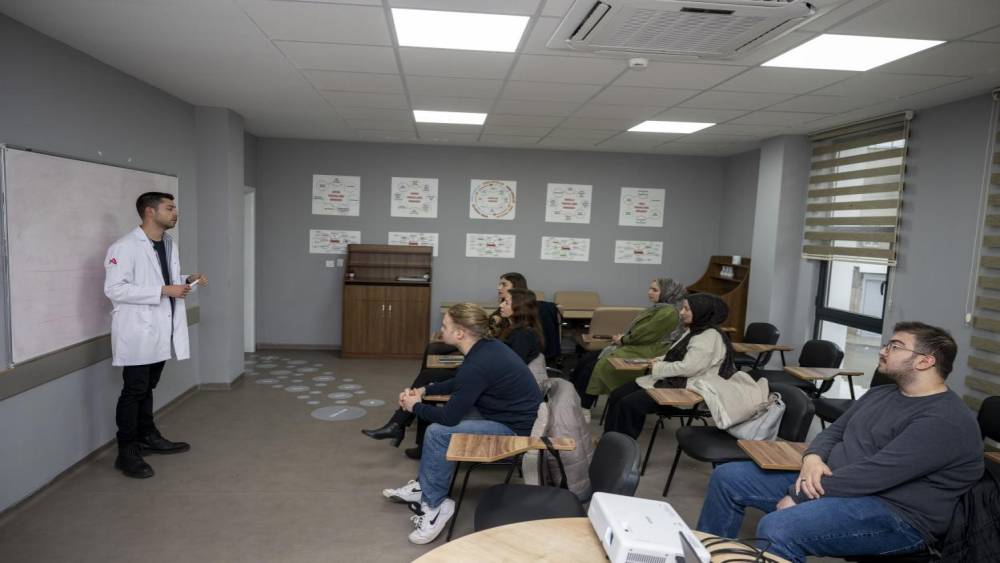 Mersin&rsquo;de MERCEK kurslarıyla turizm sekt&ouml;r&uuml;ne nitelikli personel yetiştiriliyor
