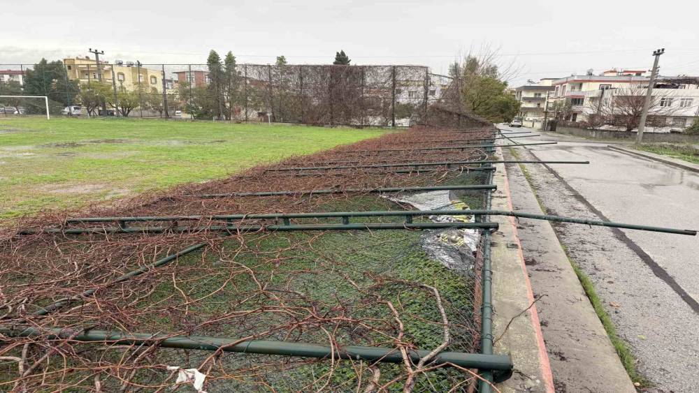 Tarsus&rsquo;ta yağmur ve fırtına etkili oldu, seralar zarar g&ouml;rd&uuml;
