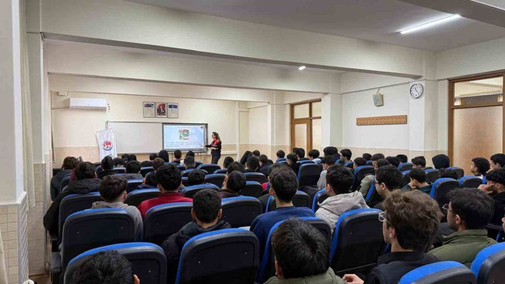 Mersin&rsquo;de gen&ccedil;lere dijital farkındalık semineri
