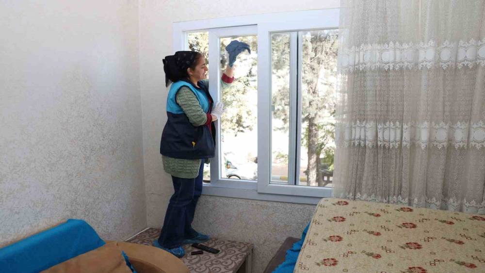 Akdeniz Belediyesi&rsquo;nden ihtiya&ccedil; sahiplerine bayram temizliği desteği
