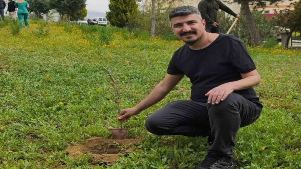 Mut Devlet Hastanesi bah&ccedil;esine 150 fidan dikildi
