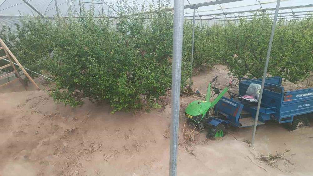 Mersin&rsquo;de sağanak sele yol a&ccedil;tı: Yol &ccedil;&ouml;kt&uuml;, seralar zarar g&ouml;rd&uuml;
