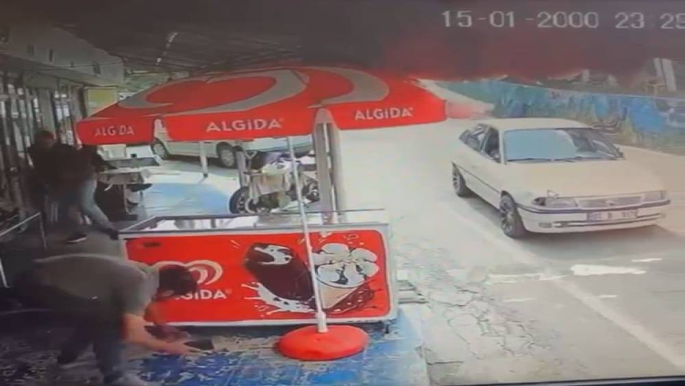 Mersin&rsquo;de 4 kişinin &ouml;ld&uuml;ğ&uuml; silahlı saldırı anı kamerada
