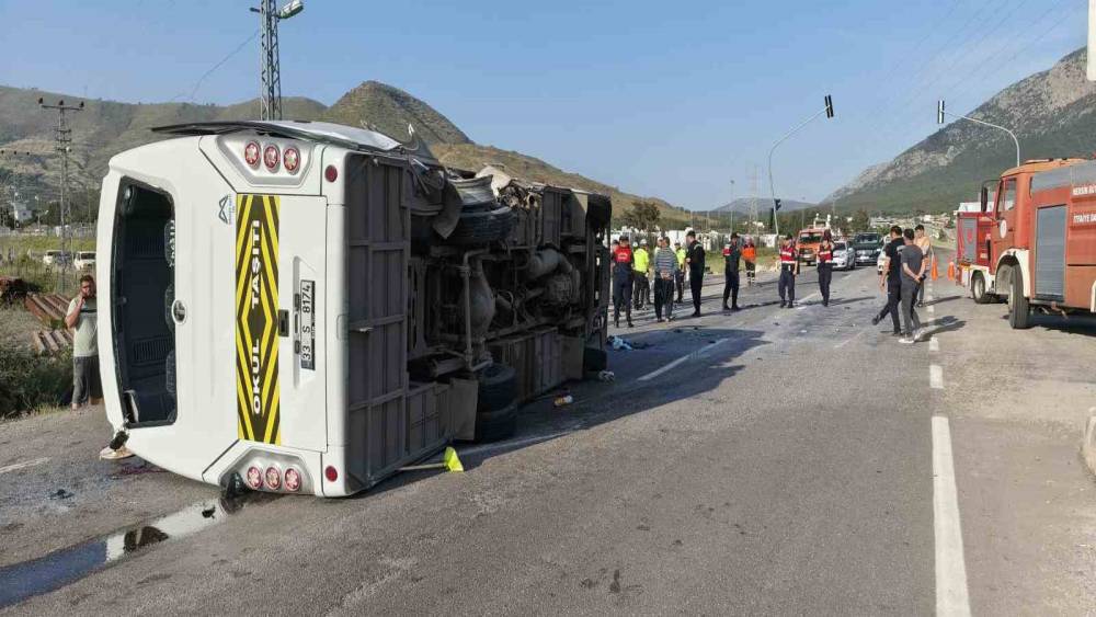 Mersin&rsquo;de &ouml;ğrenci servisi devrildi: 17 yaralı
