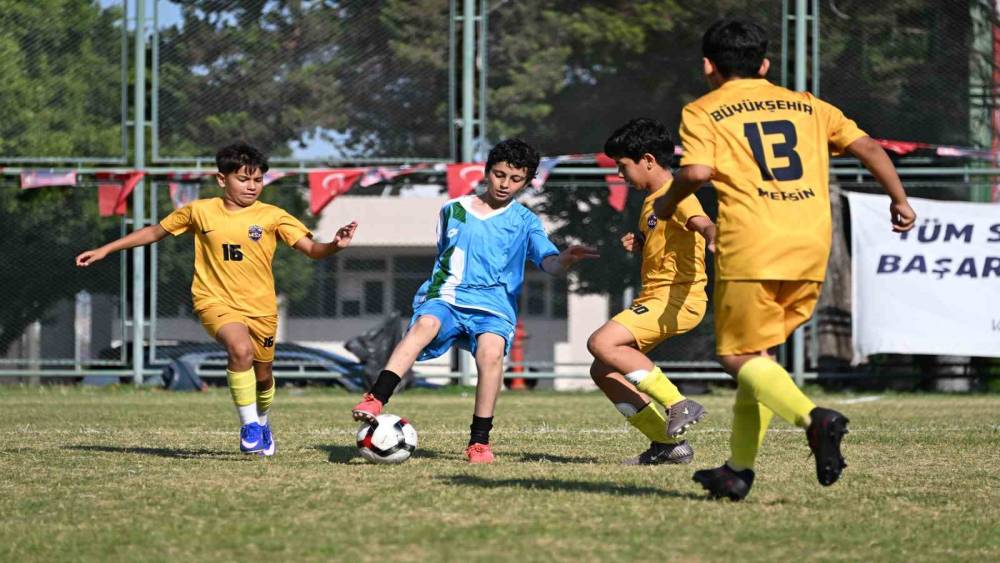 Mersin&rsquo;de 3 binden fazla &ccedil;ocuk futbol ş&ouml;leninde buluştu
