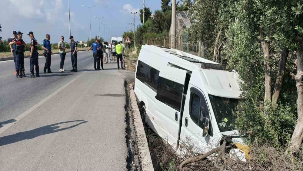 Yolcu minib&uuml;s&uuml;nde dehşet anları kamerada: Ka&ccedil;ırdığı minib&uuml;sle kaza yapıp &ouml;ld&uuml;
