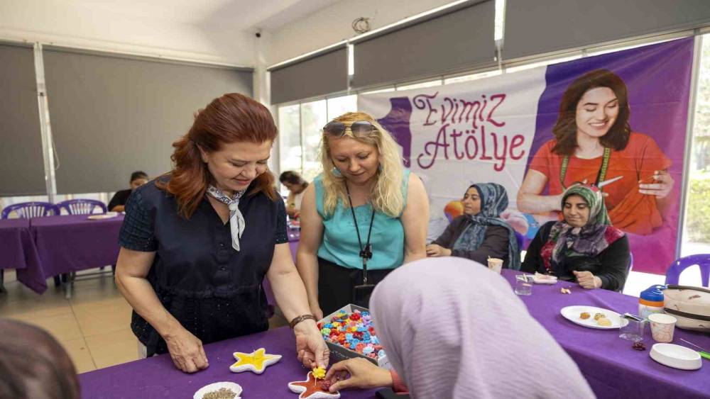 Mersin&rsquo;de kadınlar mum yapımını &ouml;ğreniyor
