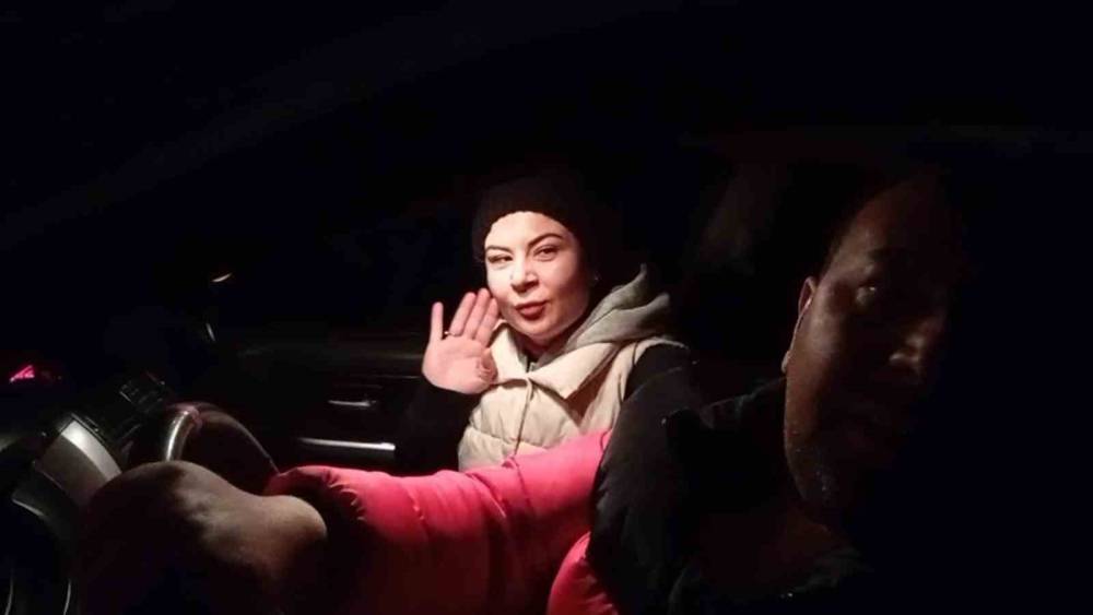 Mersin&rsquo;de ara&ccedil;larıyla karlı yolda mahsur kalan &ccedil;ift kurtarıldı
