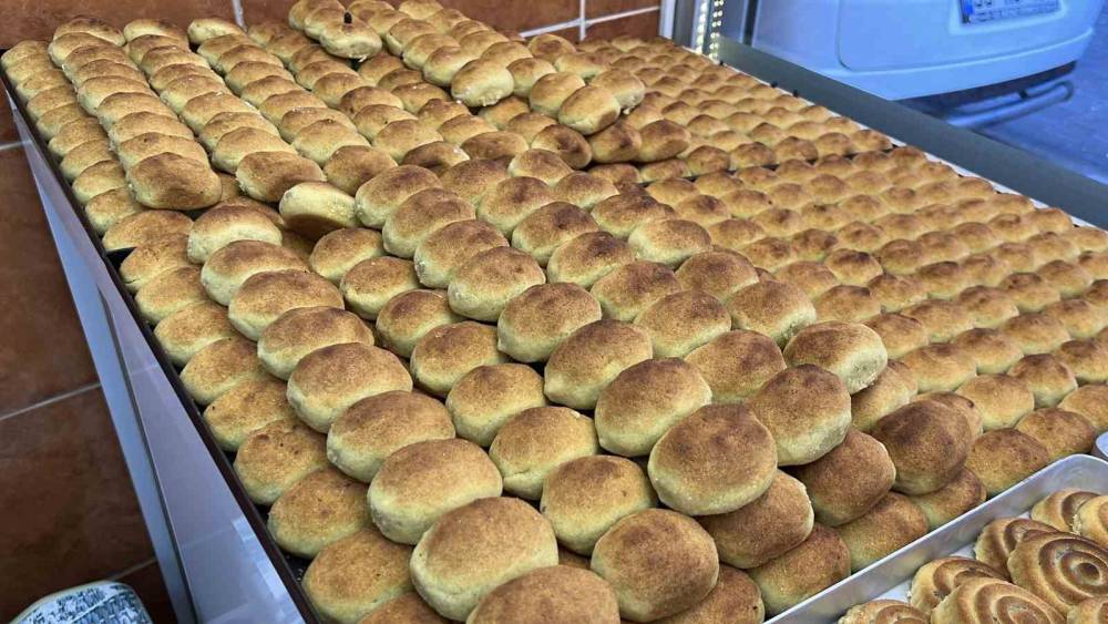 Ramazan&rsquo;ın ilk g&uuml;n&uuml;nde Mersin&rsquo;in vazge&ccedil;ilmez tatlısı kerebi&ccedil;e yoğun ilgi
