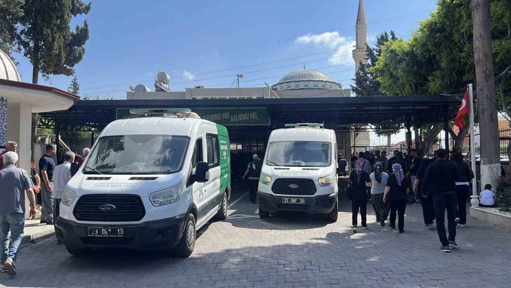 Mersin&rsquo;deki vahşette hayatını kaybedenler son yolculuğuna uğurlanıyor
