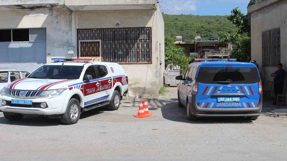 Mersin&rsquo;de katliam yapan zanlının bulunduğu b&ouml;lgeye giden yol kapatıldı
