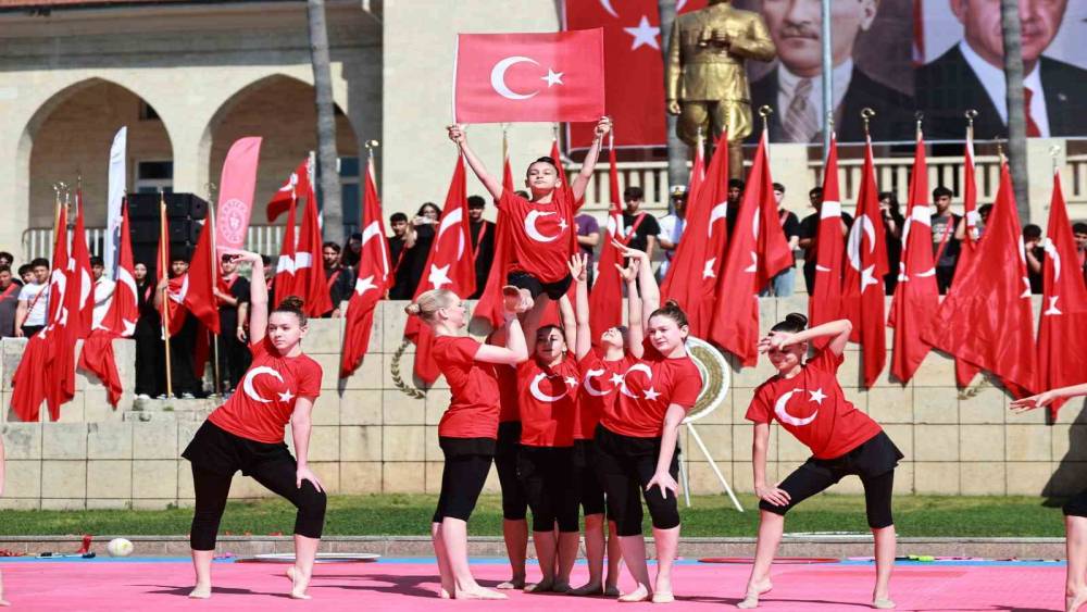 Mersin&rsquo;de Gen&ccedil;lik Bayramı renkli g&ouml;sterilerle kutlandı
