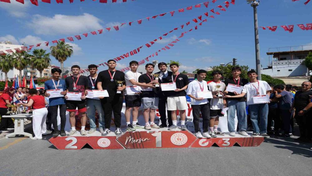 Tarsus&rsquo;ta 19 Mayıs coşkusu, gen&ccedil; sporcular &ouml;d&uuml;llendirildi
