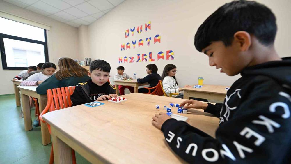 Mersin&rsquo;de &ccedil;ocuklar hem &ouml;ğreniyor hem sosyalleşiyor
