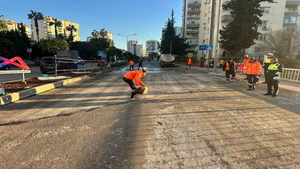 Mersin&rsquo;de selin zarar verdiği k&ouml;pr&uuml;de tahkimat &ccedil;alışması tamamlandı
