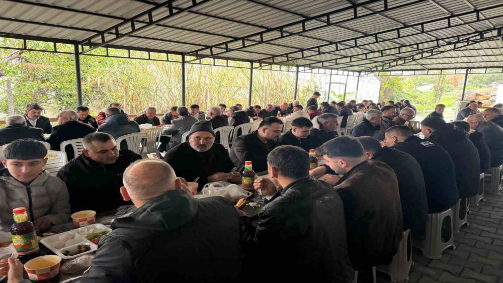 Gelenek s&uuml;r&uuml;yor: T&uuml;m mahalle bir araya gelerek bayramı kutladı
