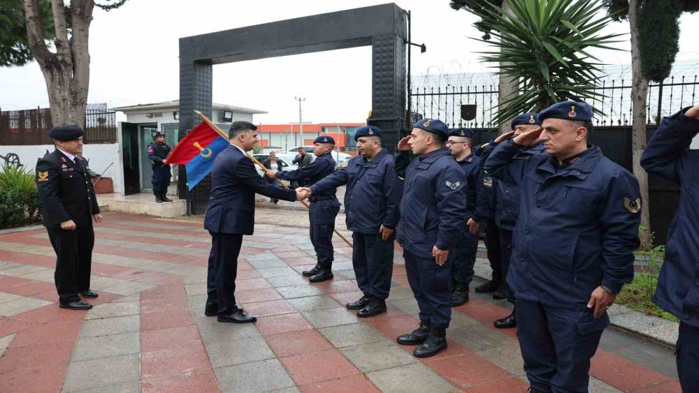 Şener, bayramda g&ouml;rev başındakileri ve şehit ailelerini unutmadı
