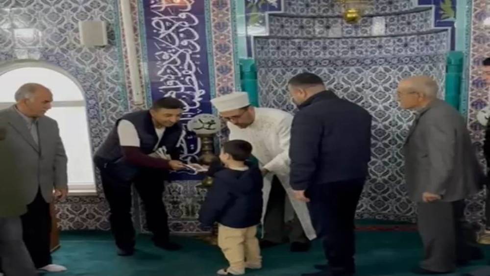 Anamur&rsquo;da bayram namazı sonrası &ccedil;ocuklara har&ccedil;lık dağıtıldı
