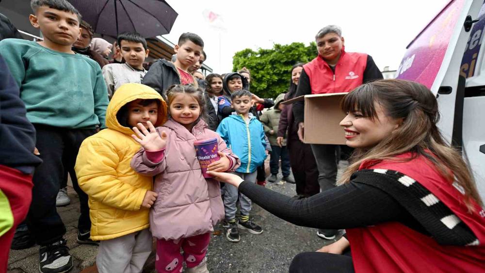 Mersin&rsquo;de 13 il&ccedil;ede 60 bin &ccedil;ocuğa bayram hediyesi
