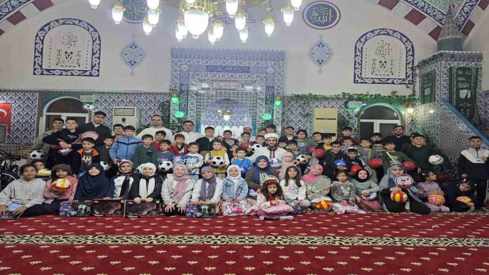 Camiye gelen &ccedil;ocuklar &ccedil;ifte bayram yaptı
