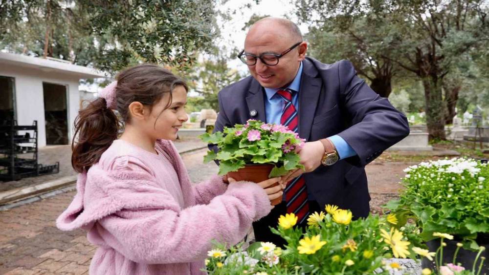 Erdemli&rsquo;de kabir ziyaretine gelenlere &ccedil;i&ccedil;ek dağıtıldı
