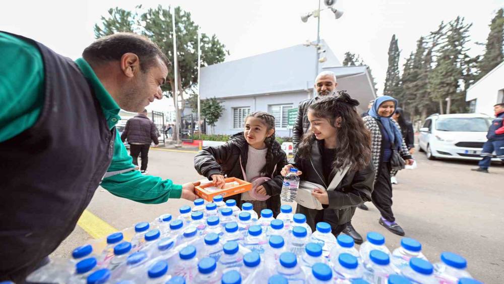 Mersin&rsquo;de bayramda mezarlıklarda vatandaşlar yalnız bırakılmıyor
