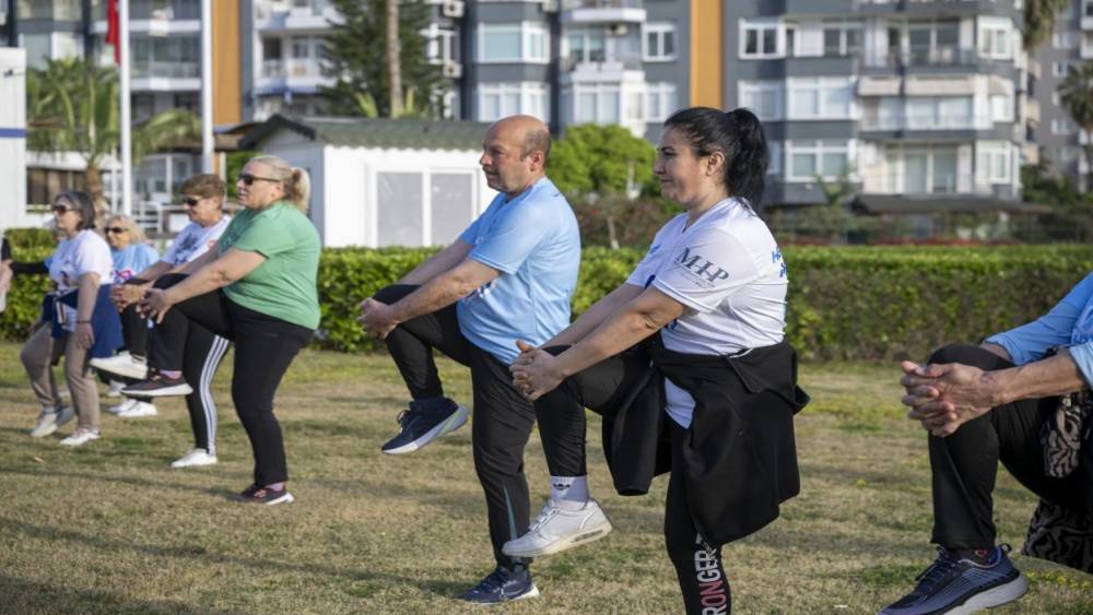 Mersin sahilinde sabah sporu buluşmaları yoğun ilgi g&ouml;r&uuml;yor
