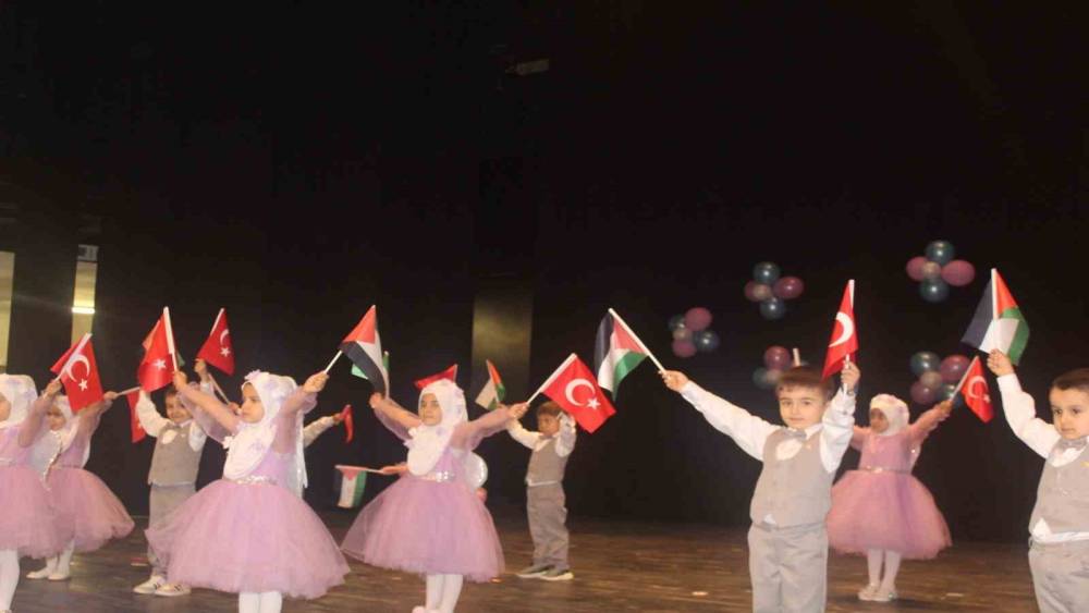 Mersin&rsquo;de miniklerin sahne performansı ilgiyle izlendi
