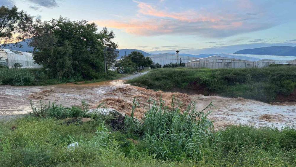 Mersin&rsquo;de sağanak etkili oldu: Sel suları yolu aştı, bah&ccedil;eler sular altında kaldı
