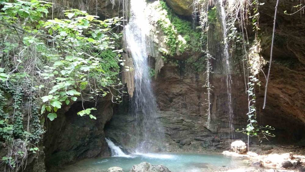 Ormana gizlenen şelale, bu sene coşkulu akıyor
