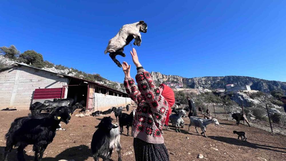 Mersinli Y&ouml;r&uuml;k kızı, baba mesleğiyle k&uuml;lt&uuml;r&uuml;n&uuml; yaşatıyor
