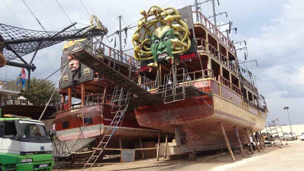 Turizm sezonu &ouml;ncesi gezi tekneleri bakıma alındı
