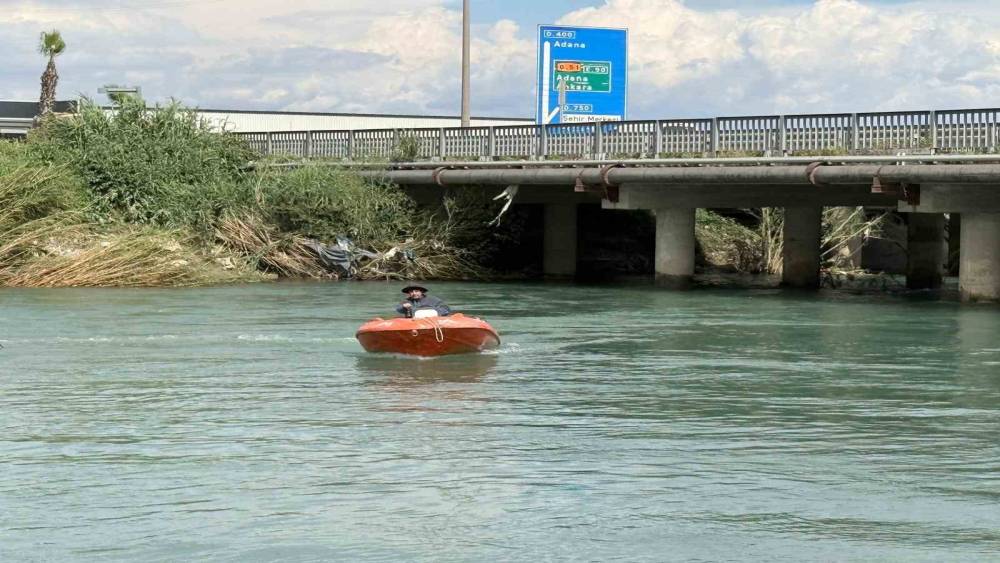 Suya atlayıp kayıp olan genci arama &ccedil;alışmaları s&uuml;r&uuml;yor

