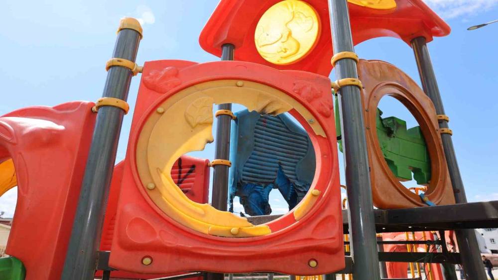 Mersin&rsquo;de &ccedil;ocuk parkına &ccedil;irkin saldırı: Oyun grupları ateşe verildi
