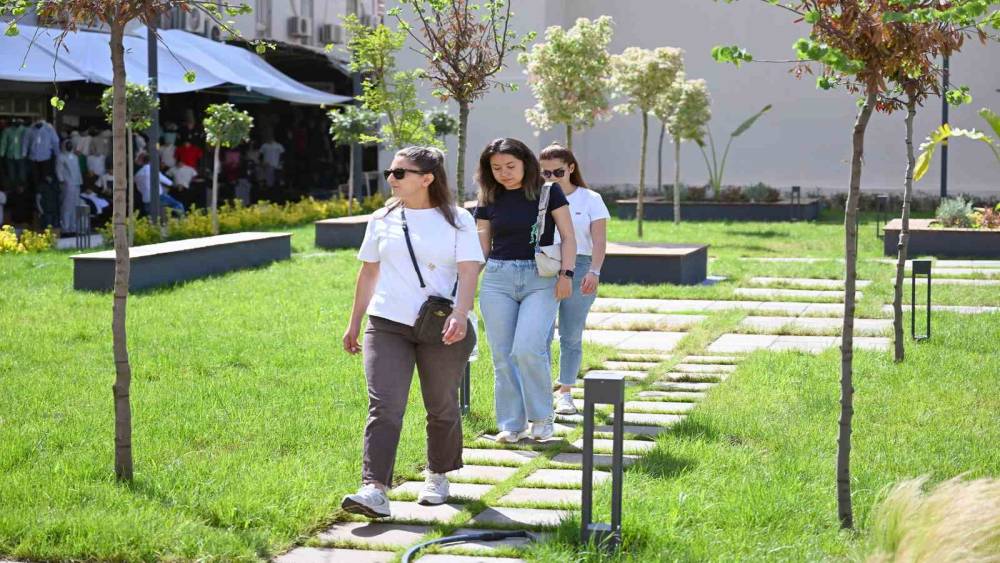 Mersin&rsquo;de Kırmızı Lacivert Kent Meydanı vatandaşların kullanımına a&ccedil;ıldı
