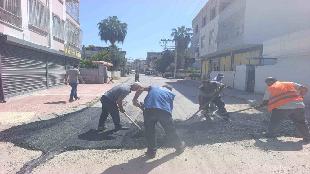 Akdeniz&rsquo;de asfalt yama &ccedil;alışmaları devam ediyor
