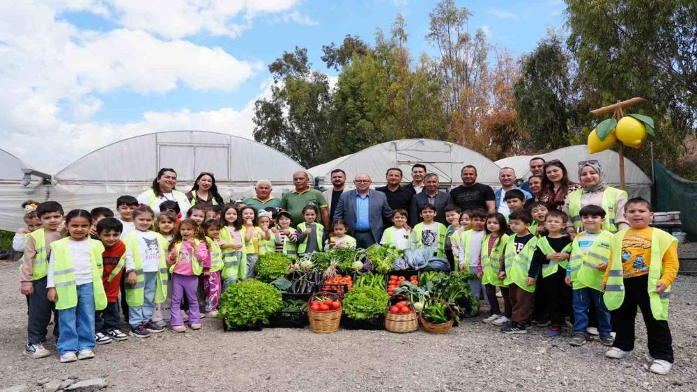 &Ccedil;ocuk serasında minikler yetiştirdikleri sebzeleri hasat etti
