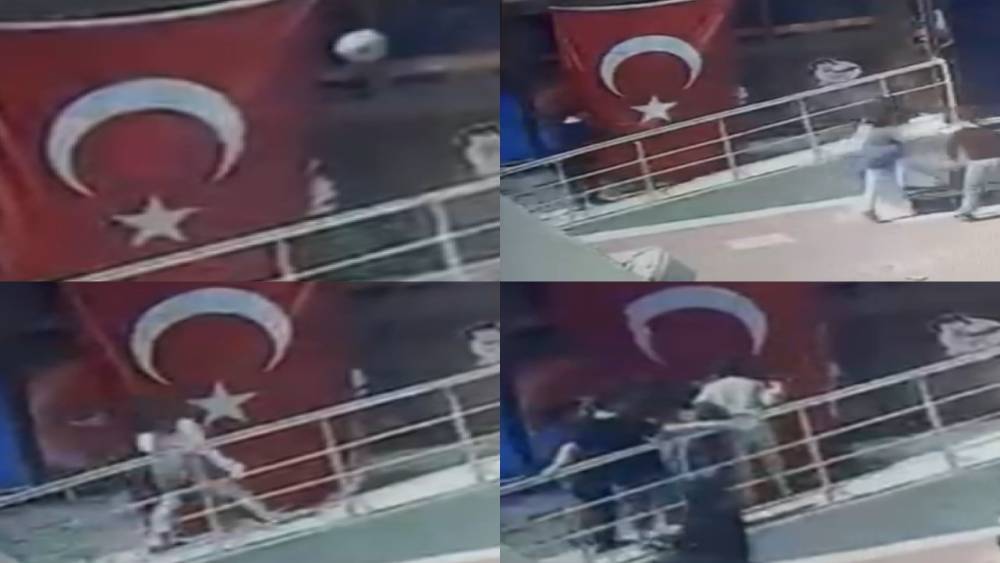 Minik &ouml;ğrencilerin bayrak hassasiyeti: Topun &ccedil;arptığı bayrağı &ouml;pt&uuml;ler
