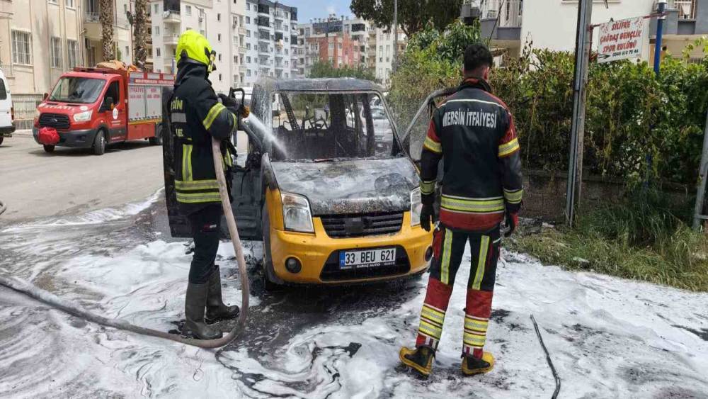 Hafif ticari ara&ccedil; alev alev yandı
