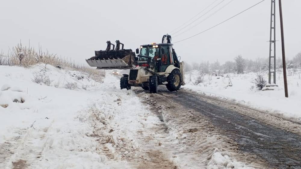 Mersin B&uuml;y&uuml;kşehir Belediyesi ekipleri karla m&uuml;cadeleye başladı
