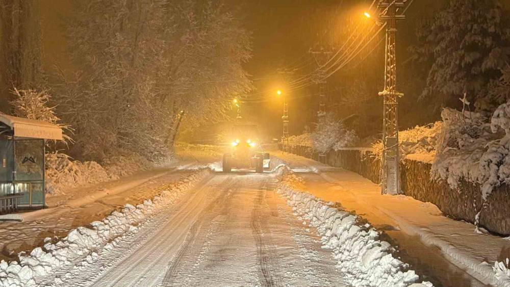 Tarsus&rsquo;ta karla m&uuml;cadele: Ekipler gece boyunca sahadaydı
