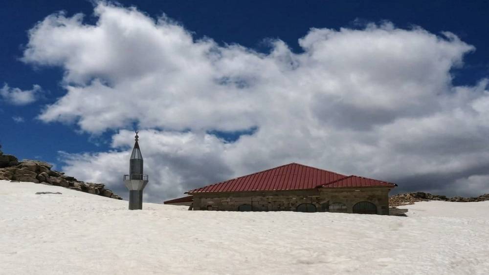Toroslar&rsquo;ın zirvesinde 741 yıllık cami kar altında kaldı
